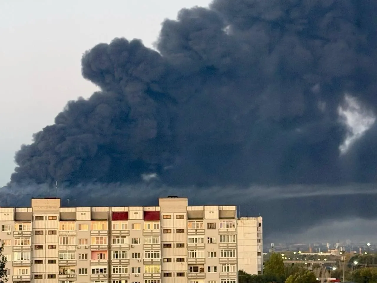 В ночь на несколько регионов поступают данные о ночной атаке БПЛА: в Самарской области погиб один человек, еще четверо ранены; в Белгородской и Воронежской областях фиксированы столкновения с беспилотниками.
