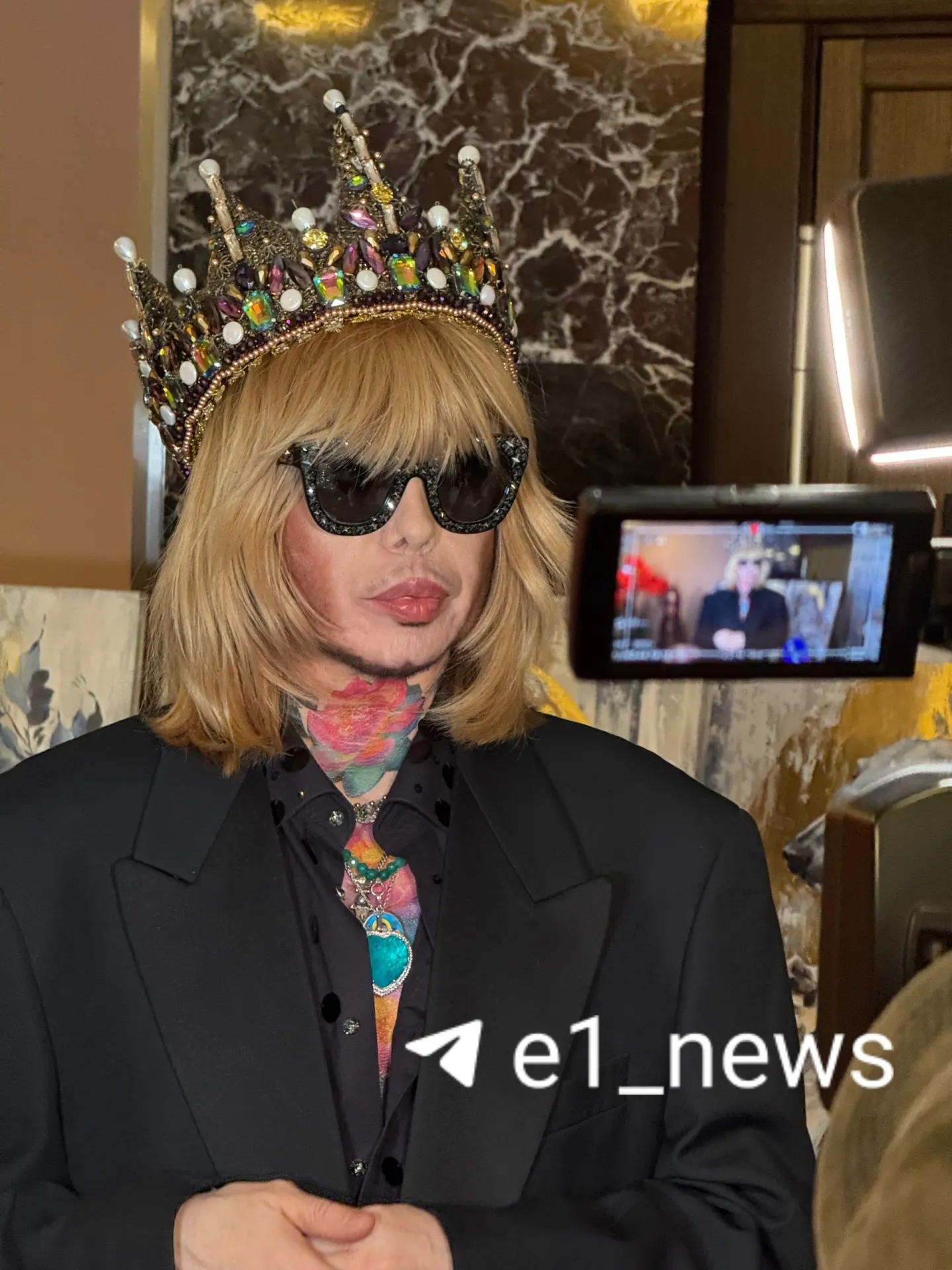 На фестивале в Культурном центре «Урал» дизайнеры со всей страны демонстрировали отечественную моду; участие превысило 350 человек, на сцене блистал Сергей Зверев; организаторы запретили бренды-реселлеры.