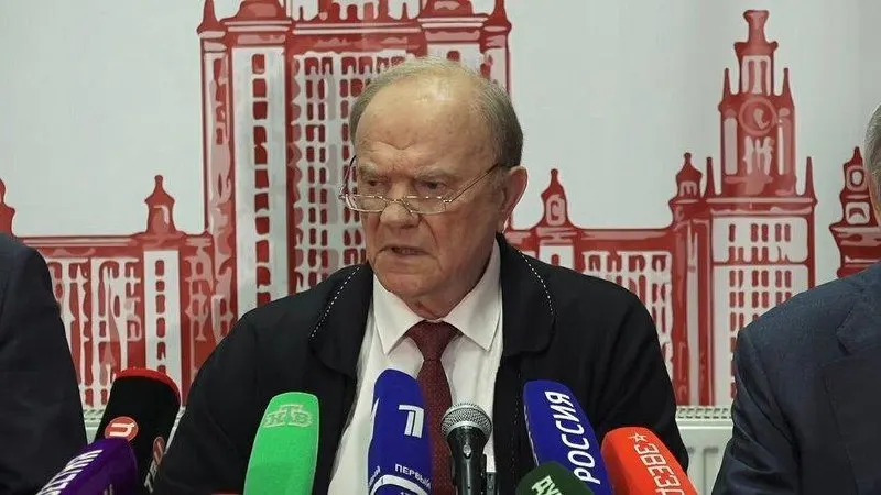 Лидер КПРФ заявил, что без изменения курса Россия рискует упасть в экономике и технологиях; население жалуется на рост тарифов ЖКХ и расходы на повседневные товары.