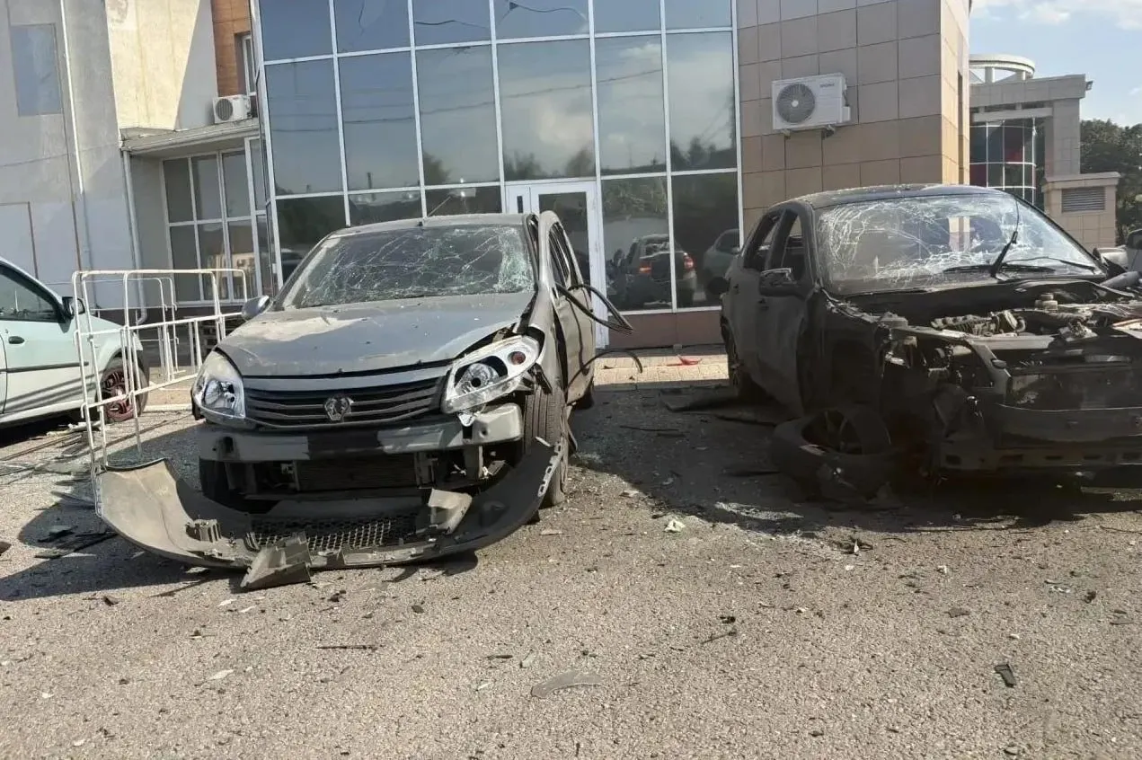 При атаке дронов в Белгородской области пострадали четверо человек, повреждены автомобили и здания в нескольких районах.