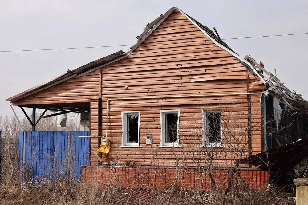 Сообщается о государственной поддержке Белгородской и Курской областей, чьё жильё разрушено войной.
