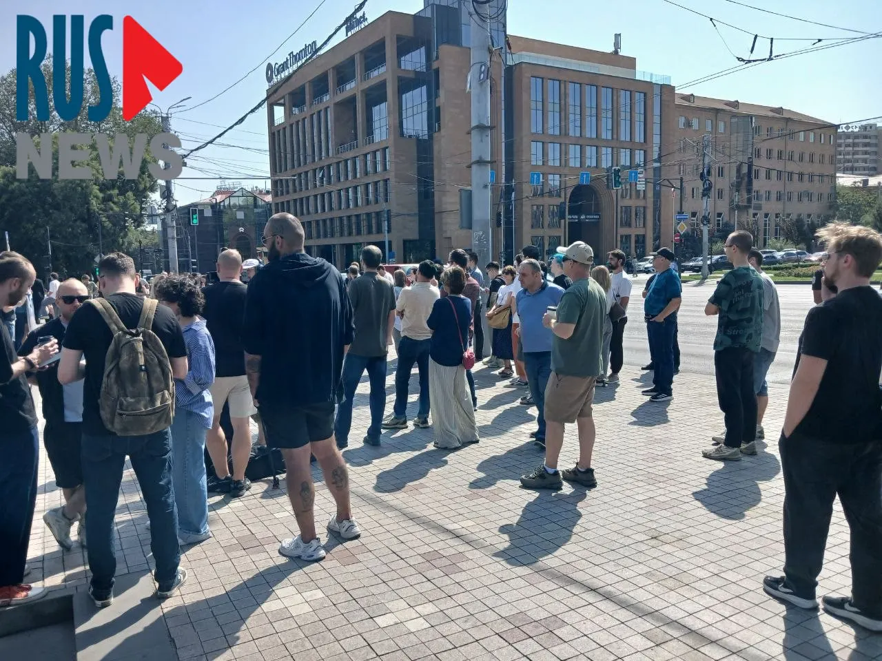 У посольства России в Ереване к полудню очередь из избирателей насчитывает свыше тысячи человек; рядом проходит митинг примерно на сотню участников.