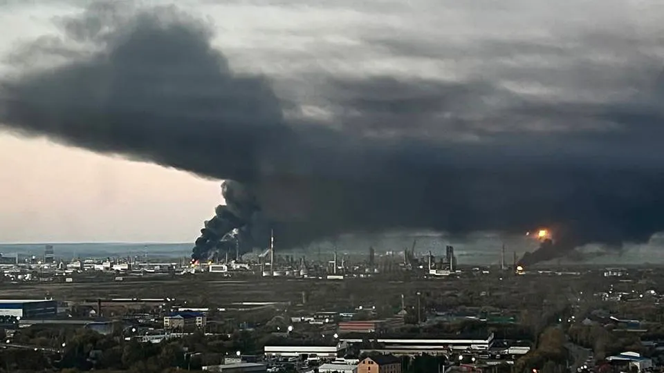 По данным властей, в Перми, Воронеже, Ульяновской области и Белгородской области зафиксированы ранения и повреждения на НПЗ и других предприятиях.