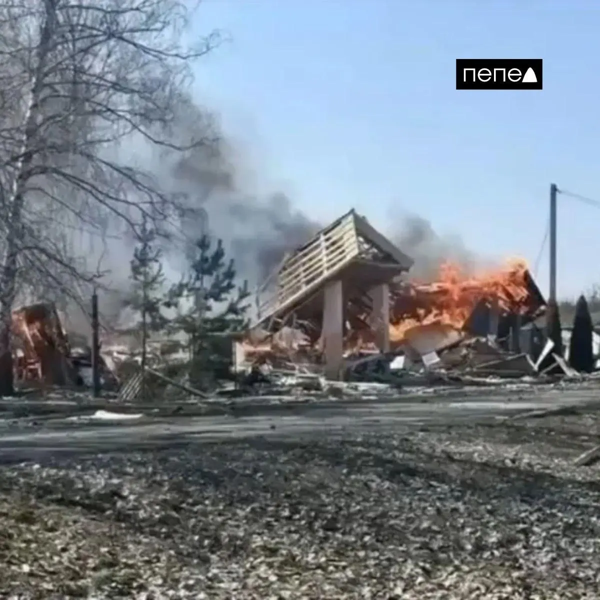 Село Смородино Грайворонского округа подвергается атакам дронов; на кадрах зафиксированы пожары в школе и последствия удара по сельскому Дому культуры, повреждены дома и автомобили.