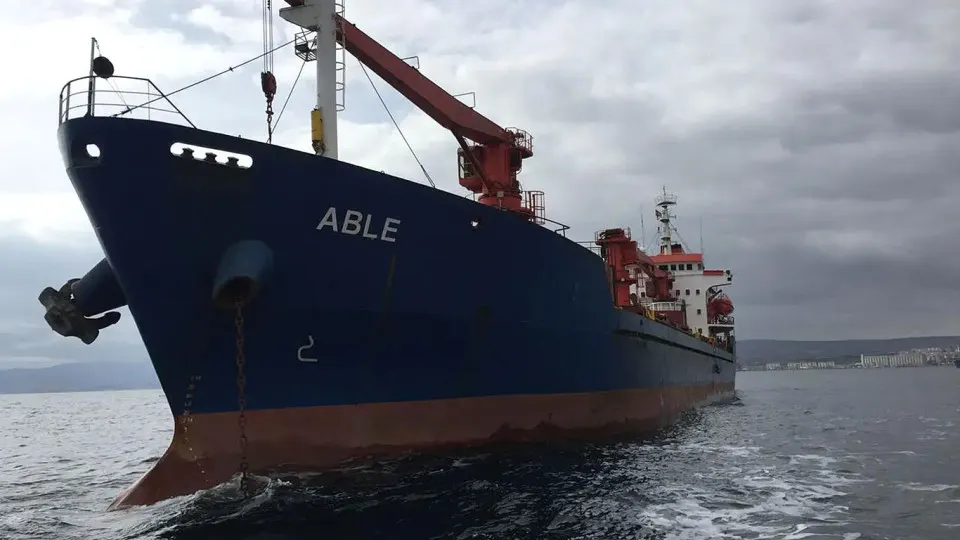 Ночью в Черном море близ Болгарии два коммерческих судна были атакованы беспилотниками; одно затонуло, спасатели продолжают работы по поиску выживших и оказанию помощи.