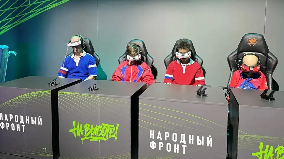 В пилотном режиме в шести регионах введён новый регламент по управлению беспилотниками в школах; программа предусматривает создание дрон-классов и обучение молодежи навыкам пилотирования и программирования.
