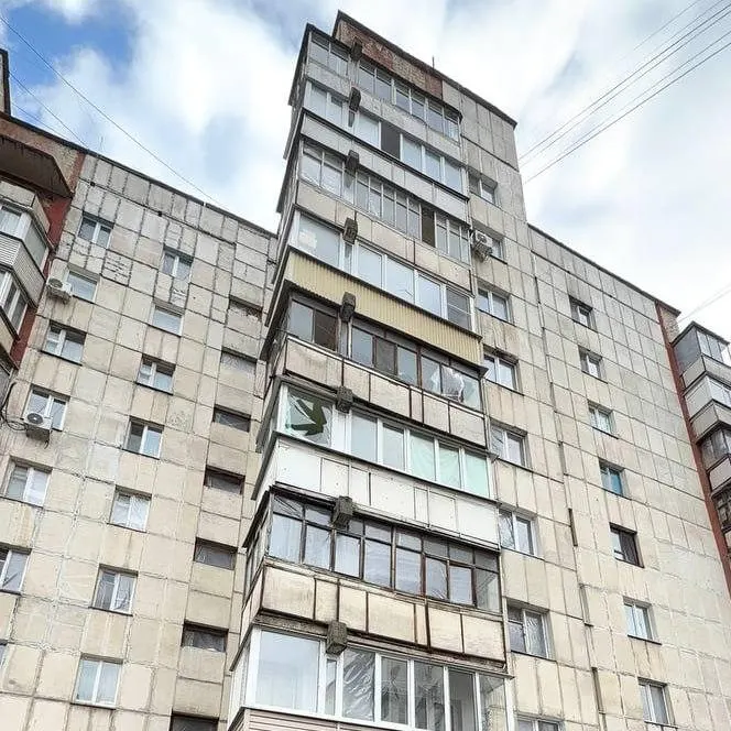 Подрядчик приступил к работам по восстановлению повреждений в домах Белгорода после ночной атаки дронов, однако жители продолжают устранять последствия самостоятельно и требуют компенсацию.