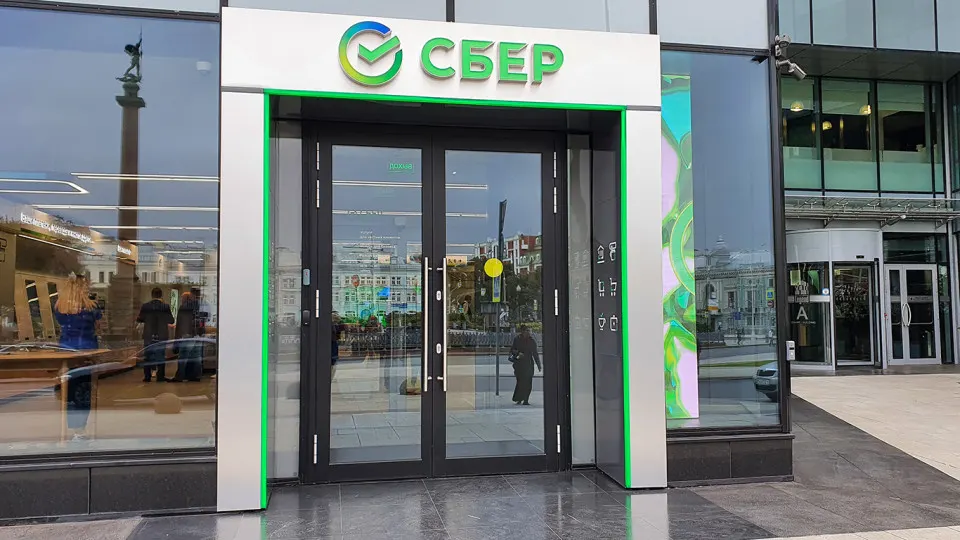 Банковский сектор сталкивается с ростом дефолтов и ухудшением качества активов в условиях сохраняющейся неопределенности, при этом экономика демонстрирует слабый рост и структурные вызовы.
