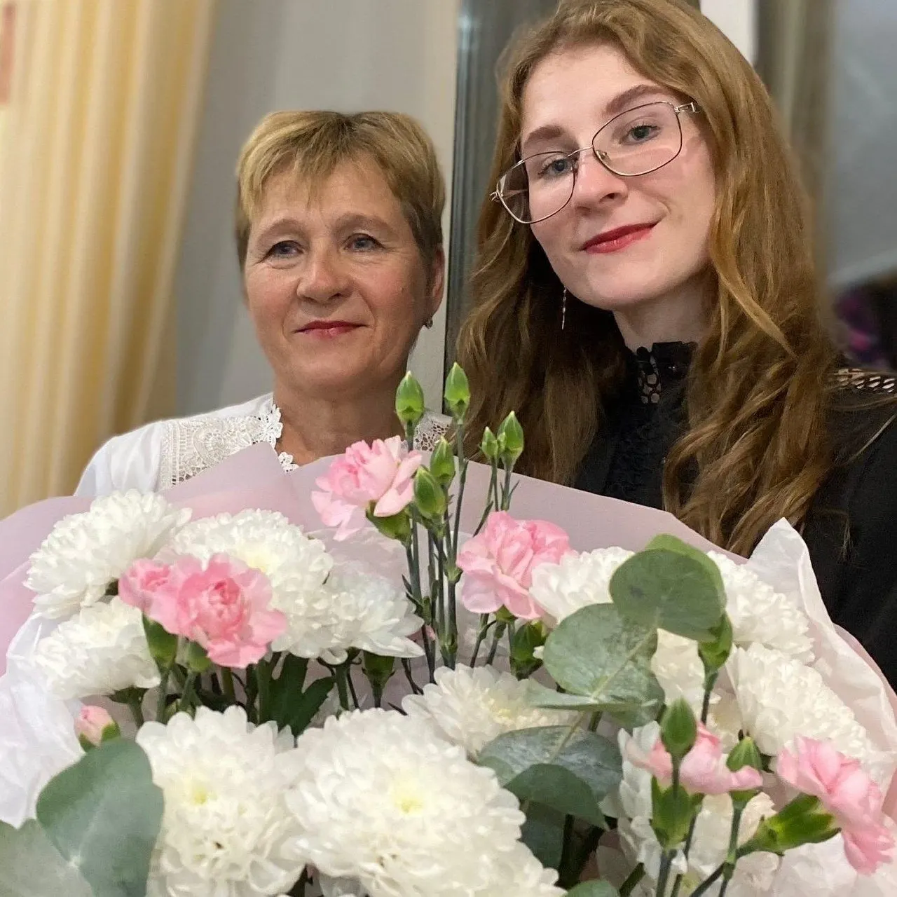 60-летняя Елена Осыка пострадала в результате атаки беспилотника на автобус в Шебекино; после резонанса в регионе ей выделили место в ПВР.