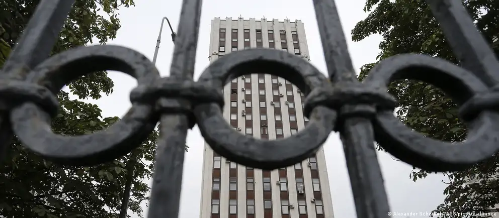 Список включает известных россиян и предпринимателей, которым ограничили доступ к госуслугам, консульским услугам за рубежом, а также банковские операции.