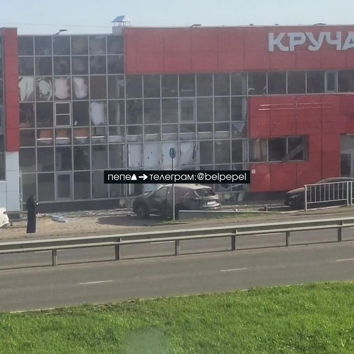 Дрон повредил фасад и припаркованный рядом автомобиль в посёлке Дубовое Белгородского округа.