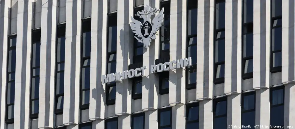 Госорган намерен опубликовать открытый реестр лиц, находящихся за пределами РФ и подпадающих под временные запреты, с указанием оснований применения мер.