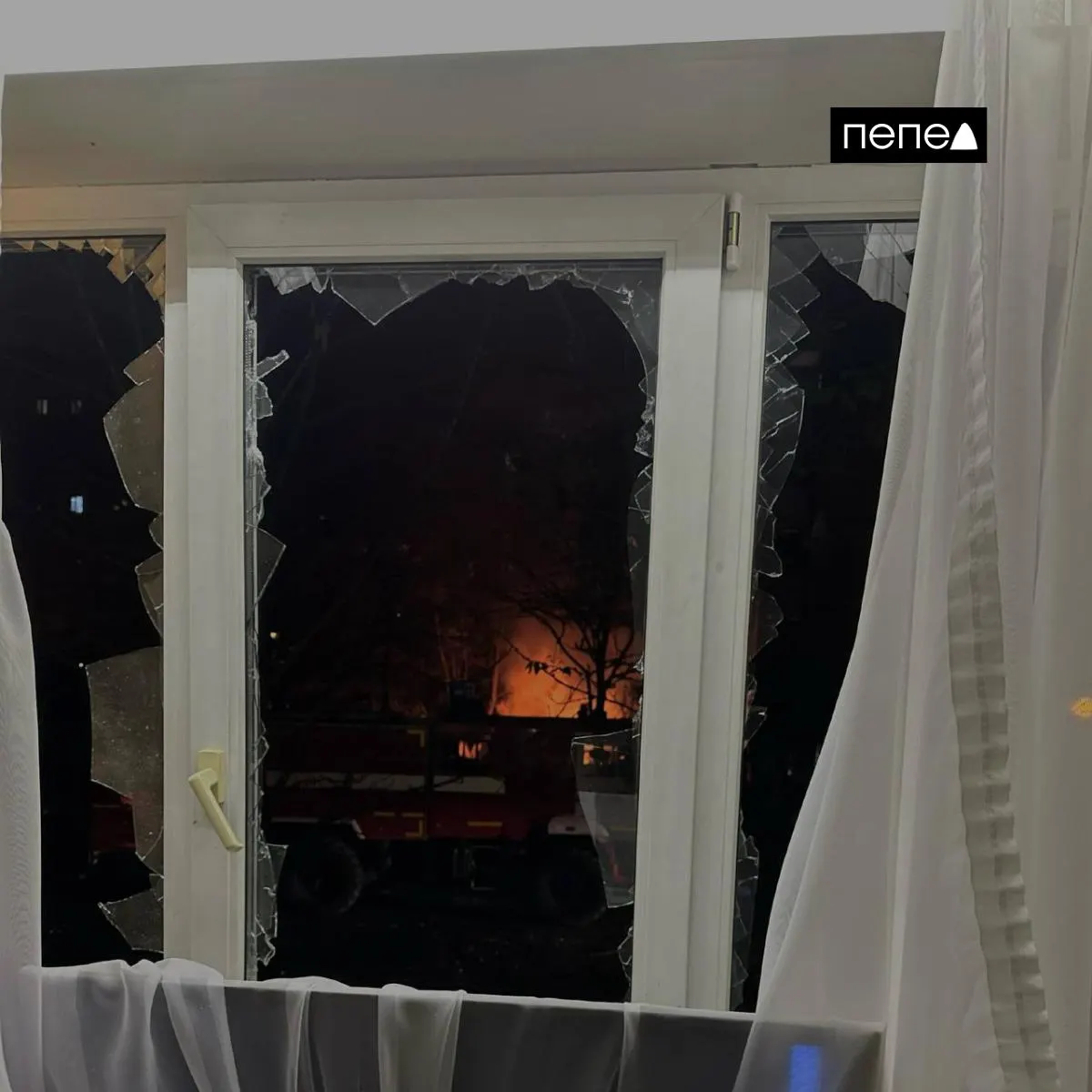 После падения дрона возле жилого дома в Белгороде семья столкнулась с разрушениями и тяжёлыми травмами; помощь оказывали волонтёры.