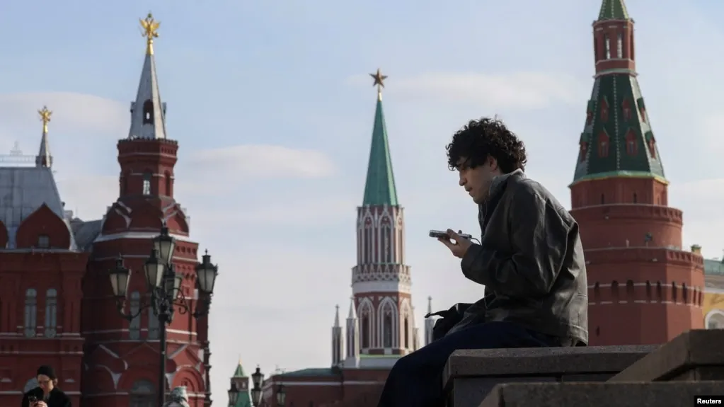 Госдума обсуждает законопроект Роскомнадзора об идентификационной проверке несовершеннолетних в социальных сетях и сокращении их времени онлайн; приводится зарубежный опыт в поддержку идеи.