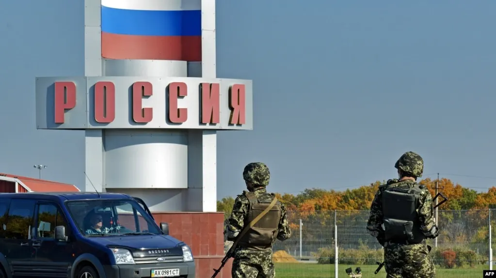 Министерство внутренних дел подготовило поправки, которые позволят отказывать в экстрадиции иностранцев и лиц без гражданства, если им предоставлено любое из видов убежища в России, включая политическое. Новые нормы могут затронуть, в частности, обвиняемых за рубежом в кибератаках и шпионаже, а также сторонников «традиционных ценностей», переехавших в РФ.