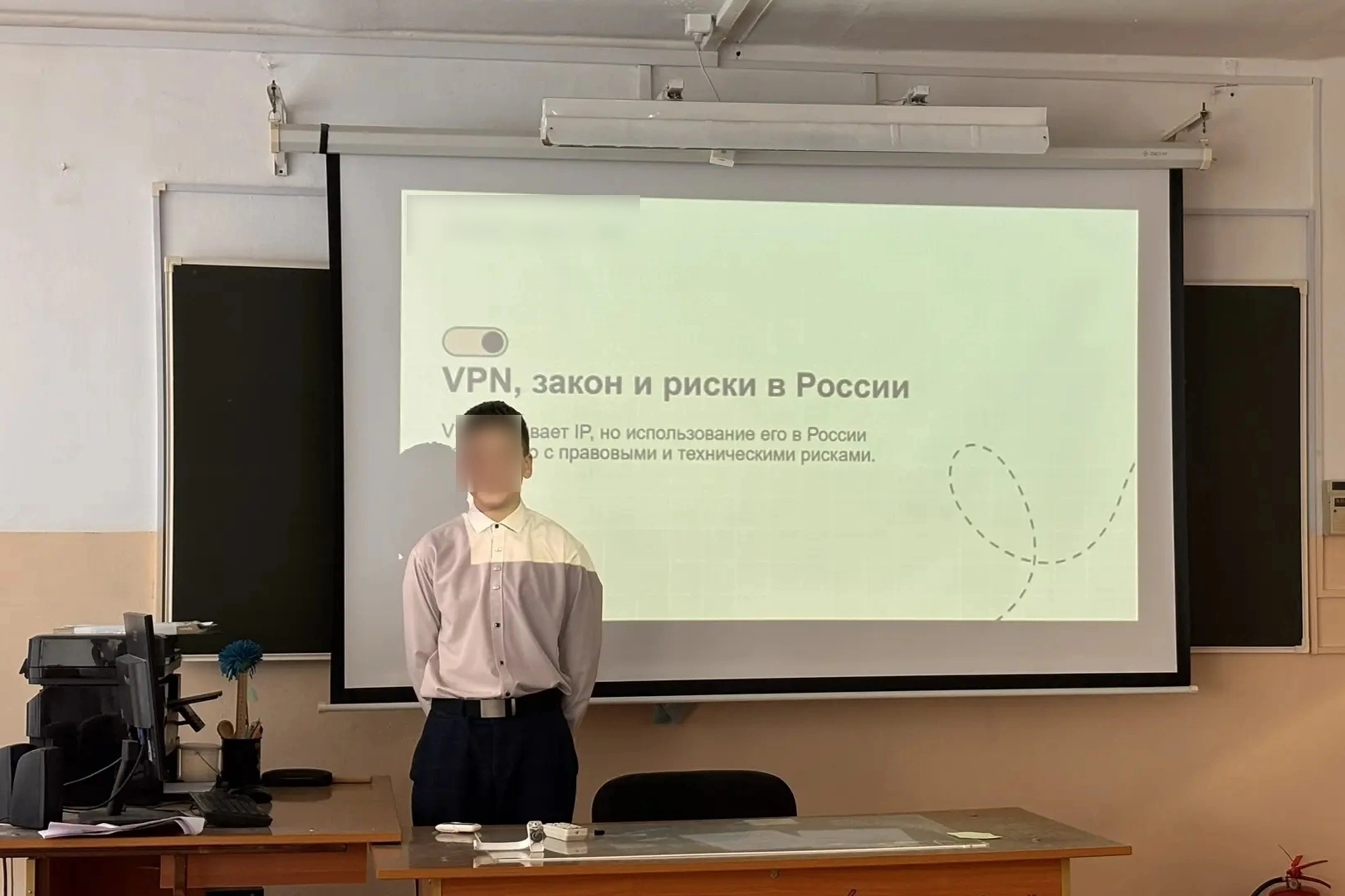 В учебных заведениях разных регионов России начали систематически проводить уроки по цифровой безопасности, на которых школьникам рассказывают о рисках использования VPN, утечке персональных данных и возможных правовых последствиях онлайн-активности.