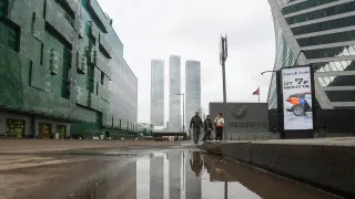 Большая часть российских работодателей заморозила найм до конца года из‑за снижения спроса на продукцию и услуги. Дефицит кадров сокращается, а компании переходят на точечный подбор персонала и частичную занятость вместо прямых увольнений.