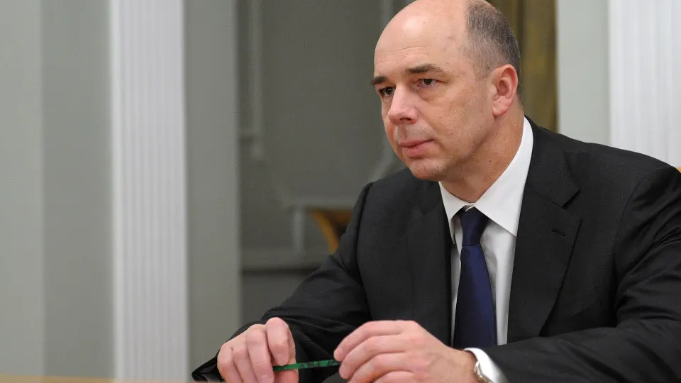 Глава Минфина Антон Силуанов рассказал, что ИИ уже помогает оптимизировать распределение средств и выявлять неплательщиков, но окончательные решения принимают специалисты. Применение технологий происходит на фоне рекордного дефицита бюджетов в 2025 году.