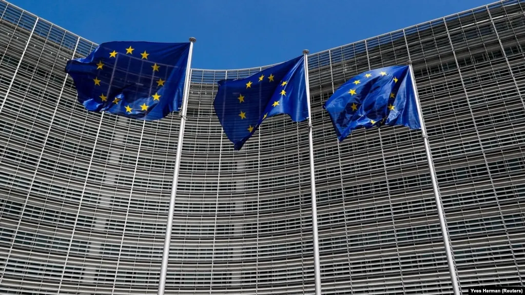 Совет ЕС расширил санкционный список, включив в него медиаплатформу Euromore и «Фонд поддержки и защиты прав соотечественников, проживающих за рубежом», обвинённые в распространении пророссийской пропаганды и подрыве доверия к институтам Евросоюза.
