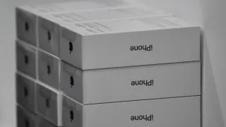 Крупные продавцы электроники в России накопили избыточные запасы флагманских смартфонов Apple и Samsung и теперь вынуждены снижать цены на десятки процентов из‑за падения спроса и экономии покупателей.