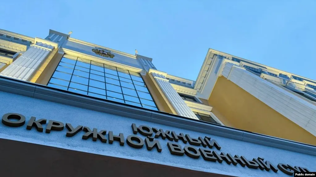 Южный окружной военный суд приговорил троих молодых людей к срокам от восьми до десяти лет лишения свободы по делу о подготовке поджога военкоматов в Ростове-на-Дону. Осуждённые отправлены в колонию строгого режима, первые три года они проведут в тюрьме.