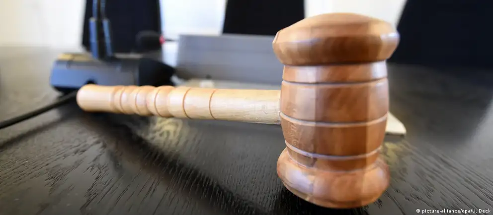 Советский районный суд Воронежа признал 24‑летнего Романа Мальцева виновным в демонстрации якобы запрещённой символики и назначил год исправительных работ с удержанием 10% заработка. Дело основывалось на рапорте сотрудника Центра «Э», на фоне недавнего признания Верховным судом так называемого «Международного движения сатанизма» экстремистским.