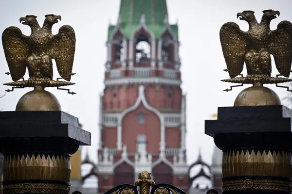 В ряде российских стриминговых сервисов в начале фильмов появились предупреждения о том, что из картины удалены или скрыты фрагменты в соответствии с действующим законодательством.