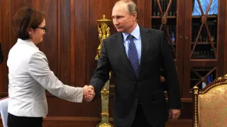 С начала 2026 года Банк России реализовал свыше 21 тонны золота, сокращая международные резервы и направляя выручку на финансирование растущего дефицита бюджета на фоне слабых нефтегазовых доходов и повышения государственных расходов.
