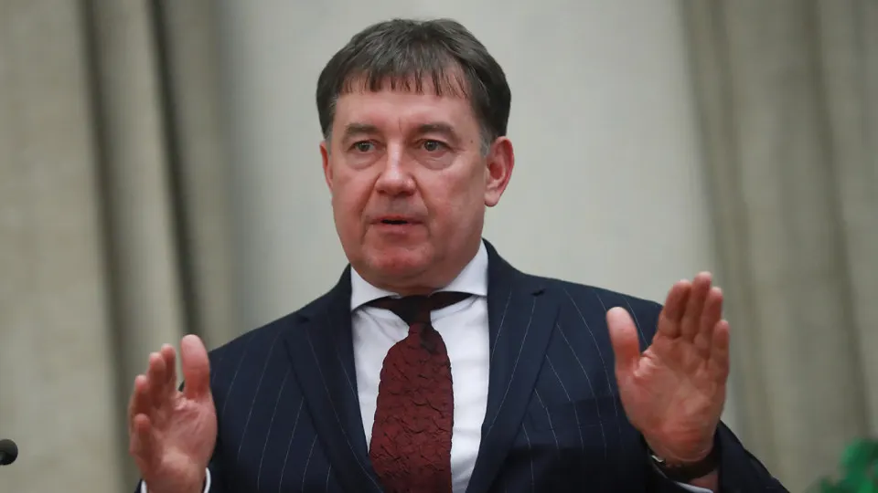 Мосгорсуд подтвердил решение о национализации более 100 объектов недвижимости и сети бизнес-отелей Marton, связанных с бывшим председателем Совета судей России Виктором Момотовым. Генпрокуратура заявила о его связях с криминальными авторитетами, уклонении от налогов и использовании судебной власти для защиты коррупционных доходов.