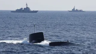Правительство Японии радикально пересмотрело послевоенную доктрину самообороны и фактически открыло путь к крупномасштабному экспорту летального вооружения. Новые правила допускают поставки передовых ракет, кораблей, подлодок и самолетов за рубеж, а в исключительных случаях — и в зону боевых действий, если это будет признано необходимым для безопасности самой Японии.