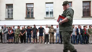 Минобороны подготовило поправки к закону о статусе военнослужащих, позволяющие проводить проверку на алкогольное опьянение прямо в воинских частях с помощью экспресс‑тестов, без обязательной доставки в медучреждение.
