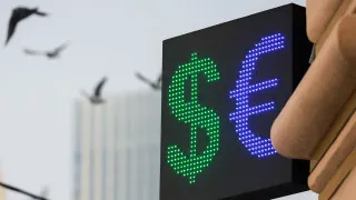 Официальный курс доллара опустился ниже 75 рублей впервые с конца февраля 2023 года. Укрепление рубля обеспечивают рост цен на нефть, высокая валютная выручка экспортеров и пауза Минфина в валютных операциях.