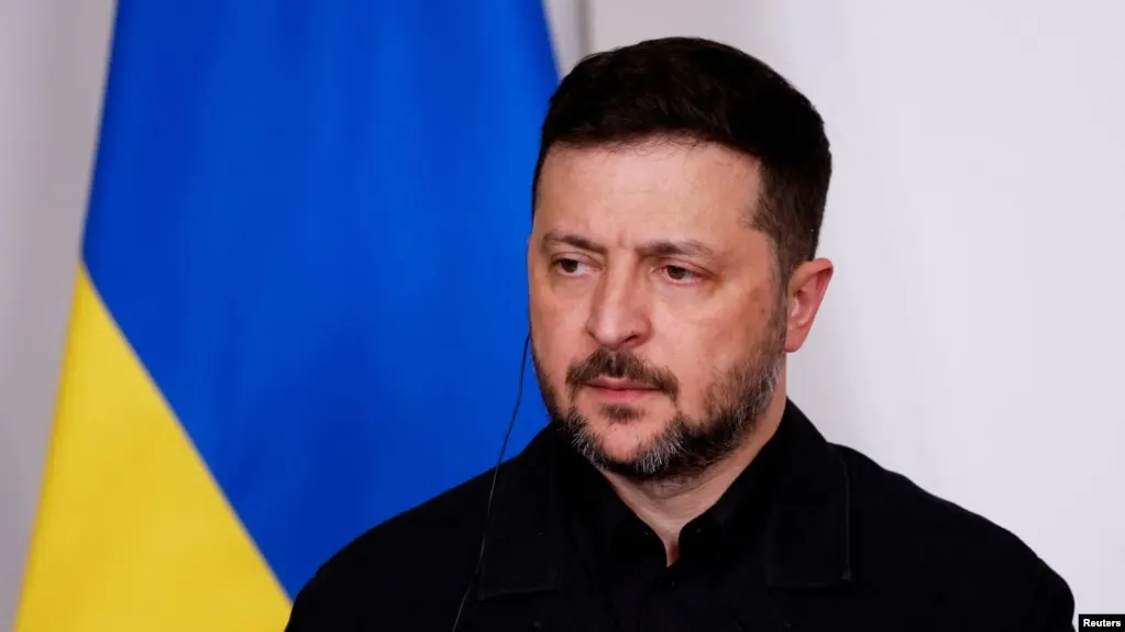 По мнению президента Украины, инициатива о временном прекращении огня во время празднования Дня Победы может быть тактическим ходом для обеспечения безопасности парада, тогда как Киев поддерживает только те соглашения, которые действительно защищают мирных жителей и позволяют обмен пленными.