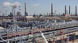 Из-за атак дронов приостановлена переработка нефти на Туапсинском и Новокуйбышевском НПЗ, а также нарушена работа крупных заводов в Нижегородской, Саратовской и Ленинградской областях.