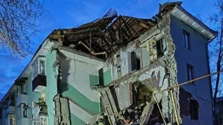 В Сызрани в результате атаки беспилотников частично обрушился подъезд многоквартирного дома, из-под завалов спасены дети и взрослые; массовый налёт дронов зафиксирован сразу над несколькими регионами России.