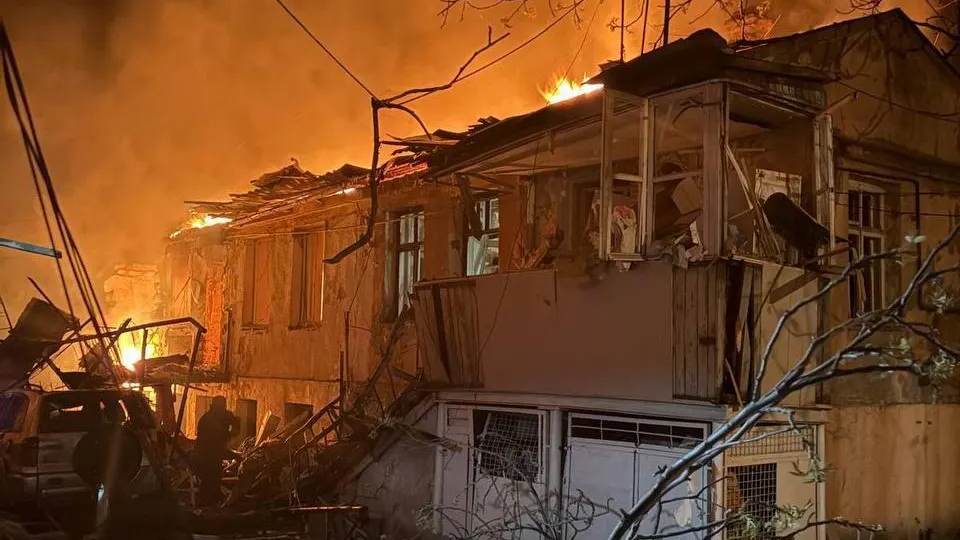 В результате массированной ночной атаки российских беспилотников по Одессе погибли два человека, пострадали не менее 15, повреждены жилые дома и вспыхнул пожар. Спасатели продолжают разбор завалов и ликвидацию последствий удара.