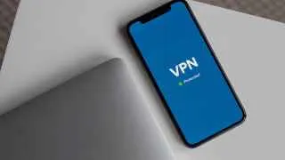 Российские пользователи VPN могут в ближайшее время столкнуться с запретом оплаты таких сервисов с банковских карт и массовой зачисткой серверов из‑за новых требований к хостинг-провайдерам.