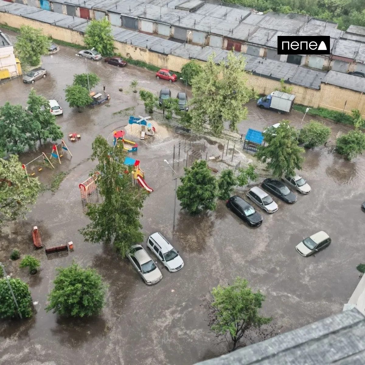 Град в&nbsp;Белгороде затопил улицы, пострадали машины и&nbsp;деревья