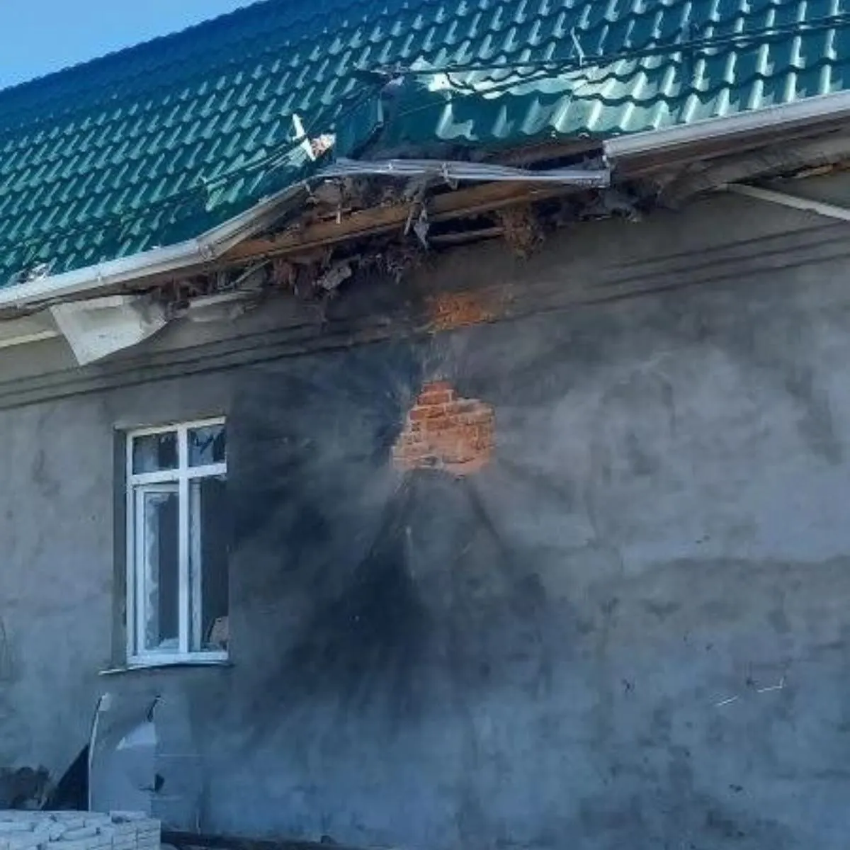 В трёх районах Белгородской области беспилотники повредили дома и монастырь; двое человек получили травмы, идут проверки и оказание помощи.
