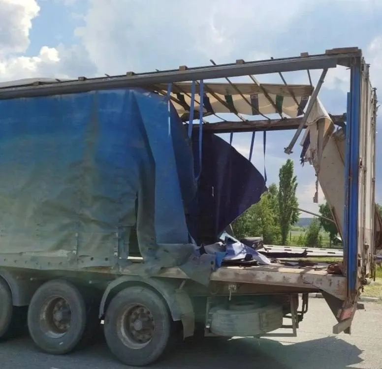 В посёлке Разумное Белгородского округа беспилотный летательный аппарат ударил по грузовику — сведения о пострадавших и масштабах ущерба уточняются.