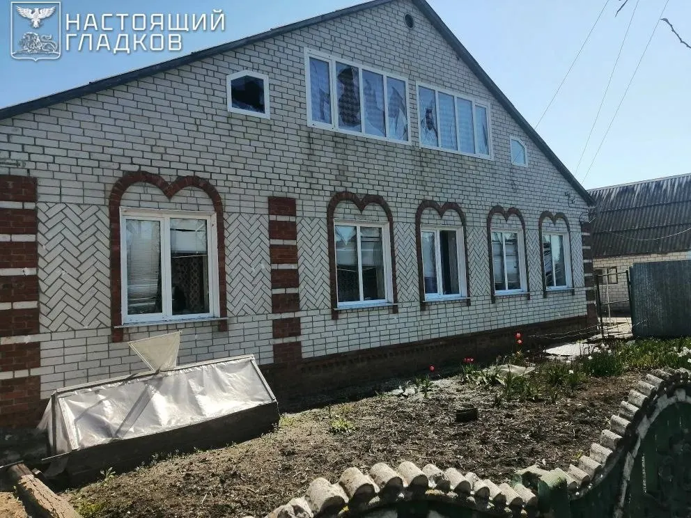 Губернаторы регионов сообщили о погибшем в Шебекинском районе Белгородской области и нескольких раненых; в Брянской области пострадали сотрудники предприятий и местные жители в результате атак РСЗО и дронов.