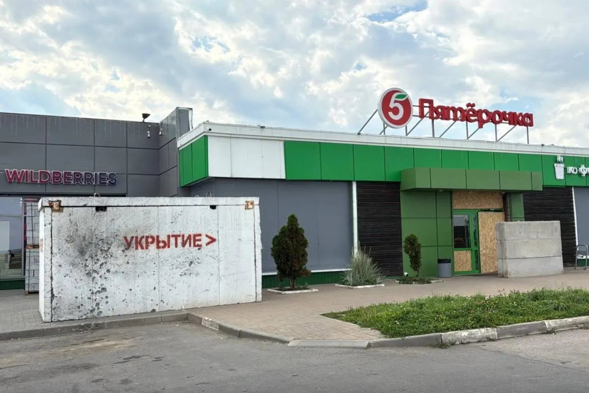 Из‑за отключений мобильного интернета сотрудники магазинов не могут вовремя подписывать электронные накладные и оформлять товары в системе маркировки «Честный знак», поэтому магазины получают штрафы. Власти советуют обращаться в поддержку системы маркировки для настроек при перебоях связи.