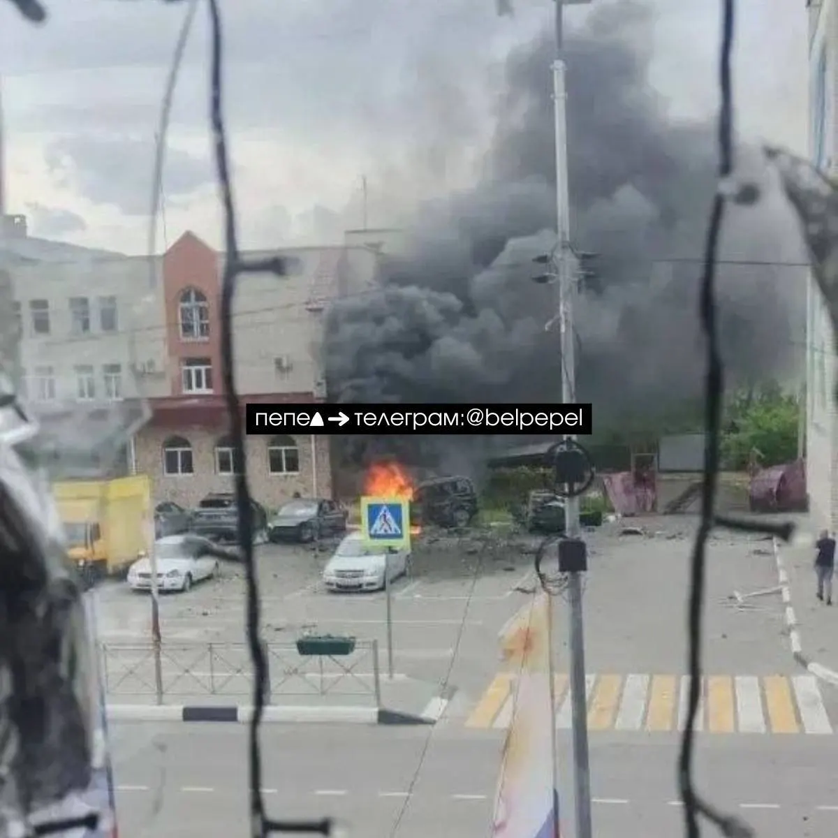 В Борисовке Белгородской области после удара из реактивной системы залпового огня загорелись автомобили. Подробности происшествия уточняются.
