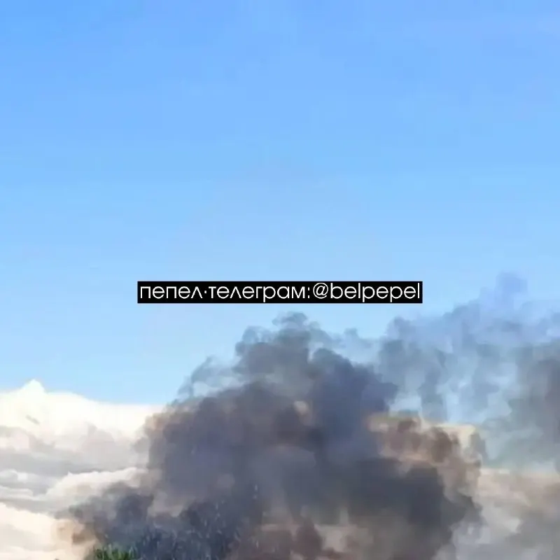 В посёлке Маслова Пристань Белгородской области после предполагаемой атаки беспилотного летательного аппарата заметен чёрный дым. Подробности происшествия уточняются.