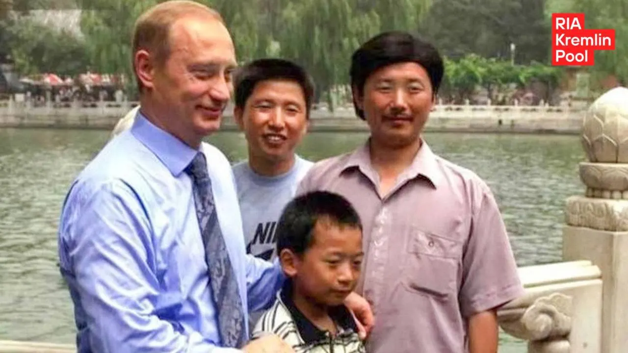 Спустя годы мужчина, с которым на снимке был президент, встретился с ним лично. По словам самого героя, он стал инженером, учился в Москве и мечтает поделиться этим с главой государства.