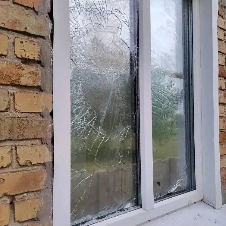 Восстановление жилья в ряде населённых пунктов Грайворонского округа остановили из‑за угрозы беспилотников. Жителям не могут предложить переселение или выплату компенсаций, при этом им продолжают разрешать жить и работать в опасных сёлах.