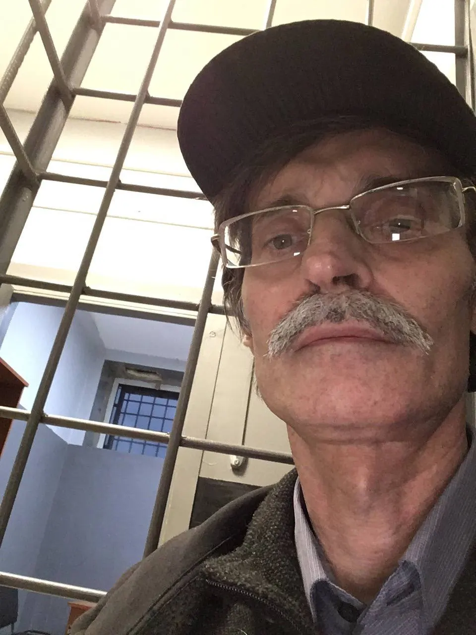 Петрозаводский суд оштрафовал руководителя фракции «Яблоко» в городском совете Дмитрия Рыбакова на 1 000 рублей по статье о демонстрации экстремистской символики — штраф вынесен за три поста 2020 года, которых нет на его странице, сообщает представитель партии.
