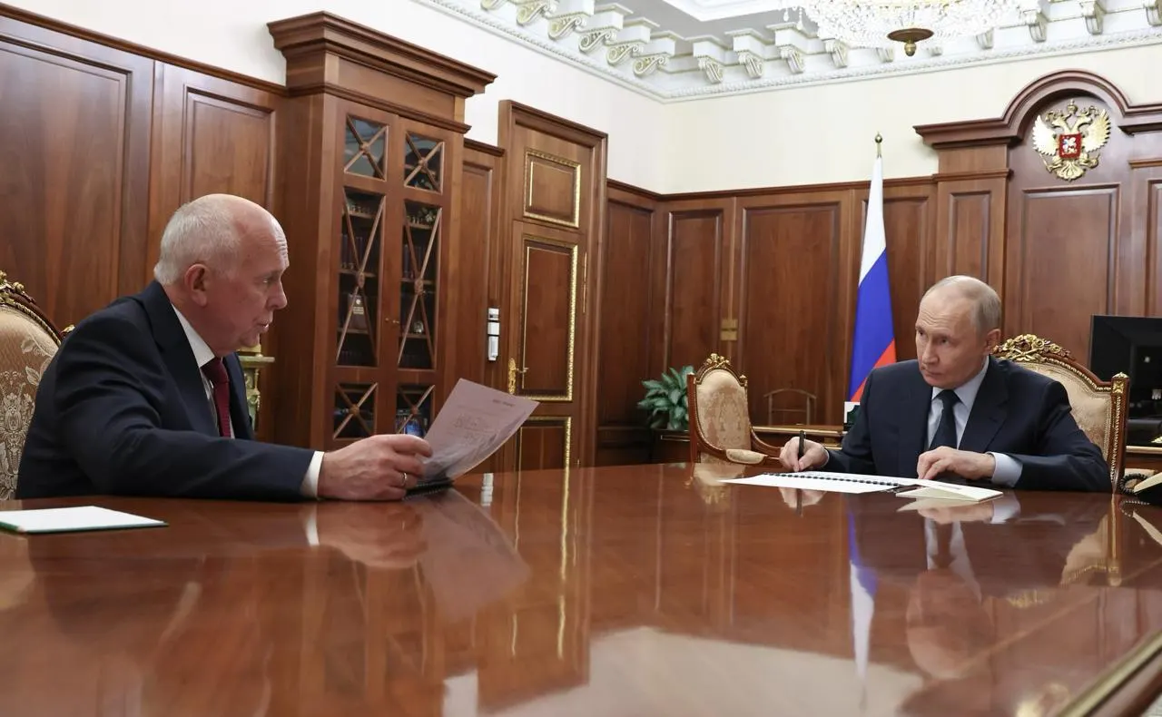 Глава «Ростеха» сообщил, что серийный запуск МС‑21 и «Суперджета‑100» перенесён на следующий год; государственные планы по выпуску воздушных судов к 2030 году пересматриваются.
