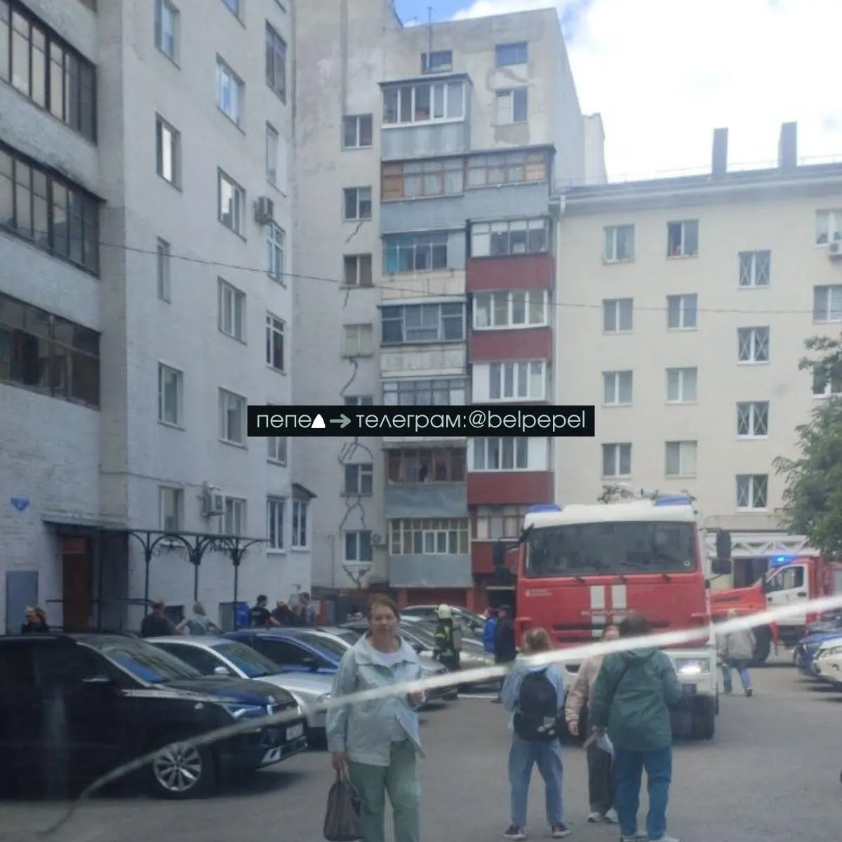 В центре Белгорода на Народном бульваре, 38А произошёл пожар в квартире на пятом этаже. Причины возгорания выясняются.