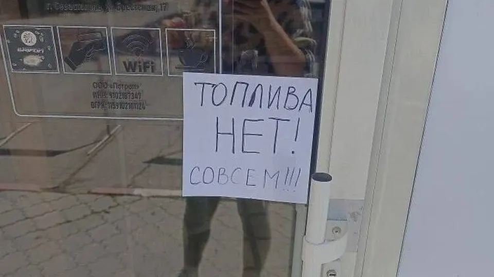 В аннексированном Крыму устанавливают талоны на бензин АИ‑95 и ограничение продажи АИ‑92 до 20 литров на одно транспортное средство. Меры связаны с перебоями в переработке нефти и логистике после ударов по нефтезаводам и нарушений трасс.